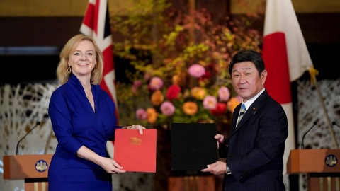 La Secretaria de Estado de Comercio Internacional británica Elizabeth Truss (d) y el Ministro de Relaciones Exteriores japonés Toshimitsu Motegi (i) intercambian documentos de acuerdo para la asociación económica entre sus países. EFE/KIMIMASA MAYAMA