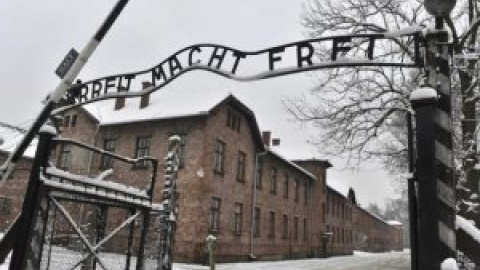 Avalan el despido de una trabajadora que puso en su salvapantallas una foto de Auschwitz para molestar a su jefe alemán