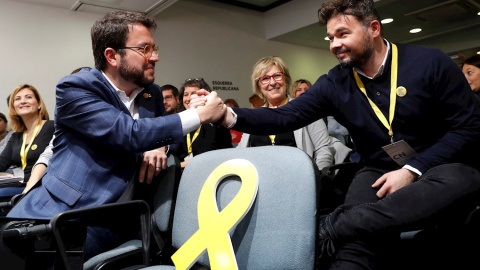 02/01/2020.- El coordinador nacional de Esquerra Republicana de Catalunya (ERC), Pere Aragonés (i), y el portavoz en el Congreso, Gabriel Rufián (d), se saludan tras la aprobación del acuerdo con el PSOE durante el Consell Nacional de ERC celebrado est