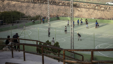 Un grupo de migrantes juga al fútbol junto al hotel en el que están acogidos, cerca de la playa de Maspalomas, en Gran Canaria.- JAIRO VARGAS