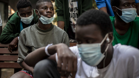 Un grupo de migrantes malienses pasa el tiempo en una plaza cercana a su centro de acogida en Gran Canaria.- JAIRO VARGAS