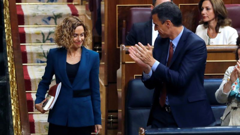 21/05/2019.- La duodécima presidenta del Congreso de los Diputados y la tercera mujer que ocupa este cargo, Meritxell Batet (i), y el presidente del gobierno Pedro Sánchez, durante la sesión constitutiva de las nuevas Cortes Generales que se celebra en