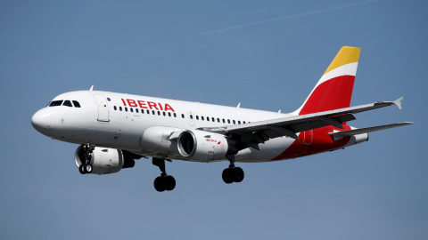 Un avión Airbus A319 de  Iberia, en la maniobra de aterrizaje en el aeropuerto de Orly, en Paris. REUTERS/Benoit Tessier