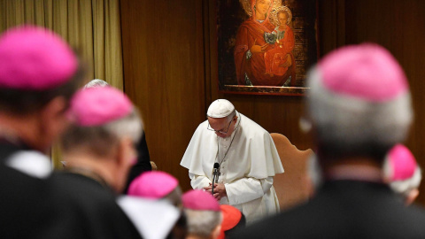 21/02/2019.- El papa Francisco (c) reza durante la inauguración de la reunión para la protección de menores ante los abusos sexuales este jueves en el Vaticano. / EFE