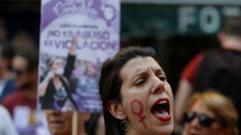 Manifestación de mujeres en Madrid, esta tarde ante el Ministerio de Justicia, en protesta por la puesta en libertad de 'La Manada'. (JUAN CARLOS HIDALGO | EFE)