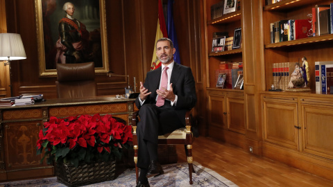 El rey Felipe VI, en su despacho del Palacio de la Zarzuela, durante su mensaje navideño.