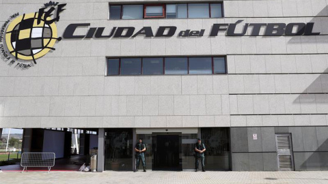 Agentes de la Guardia Civil custodian el acceso principal de la sede de la Federación Española de Fútbol, en la localidad madrileña de Las Rozas. | CHEMA MOYA (EFE)