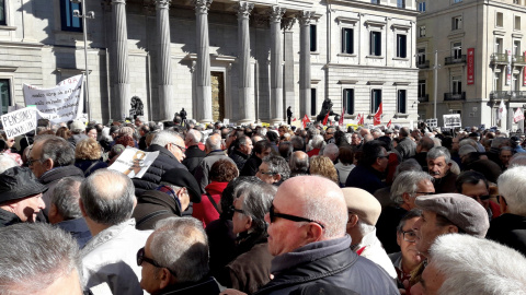 Imagen de la concentración de jubilados en defensa del sistema público de pensiones, en la Carrera de San Jerónimo en Madrid, frente al Congreso de los Diputados. EFE/Jesús Narvaiza