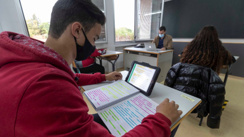 Un alumno de secundaria utiliza una tablet en clase del colegio Reina Sofía de Totana. /EFE /Marcial Guillén