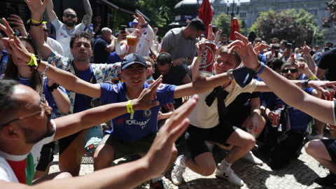 Aficionados del Chelsea y del Manchester City en las horas previas al partido de fútbol, este sábado en Oporto. - Pedro Nunes / REUTERS