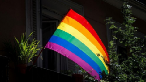 "Banderas de España sí, de LGTBI no": el hilo con el que una joven denuncia presiones en su edificio para quitar la bandera arcoíris