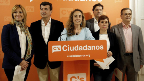 Emigdio Tormo (2d) y Carolina Punset, junto a otros líderes de Ciudadanos Valencia. EFE