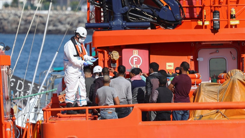 el personal de Salvamento Marítimo reparte mascarillas a los 14 inmigrantes de origen magrebí que rescataron este jueves en aguas cercanas a Gran Canaria. EFE/ Elvira Urquijo A.