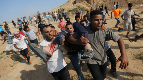 Un herido durante las protestas en Palestina es evacuado.REUTERS/Ibraheem Abu Mustafa