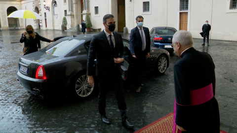 Pedro Sánchez llega puntual al Vaticano para su encuentro con el Papa