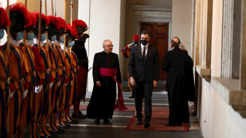 El presidente del Gobierno español, Pedro Sánchez, recibido por el regente de la prefectura de la Casa Pontifica, Leonardo Sapienza (i), antes de la audiencia prevista con el papa Francisco. EFE/Pool Moncloa/Fernando Calvo