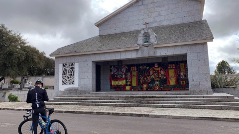 Un ciclista parado frente al panteón de la familia Franco en el cementerio madrileño de Mingorrubio, en El Pardo, en el que está enterrado Francisco Franco junto a su mujer, Carmen Polo. EFE/María Traspaderne