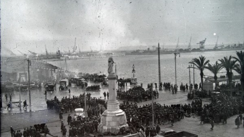 Republicanos en el puerto de Alicante al final de la guerra civil esperan los barcos del exilio. / Archivo Municipal de Alicante (Colección de Francisco Sánchez).