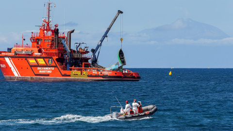 El buque de Salvamento Marítimo recoge varias pateras vacías, que van acumulando en el muelle de Arguineguín (Gran Canaria), hasta su posterior destrucción. EFE/Quique Curbelo