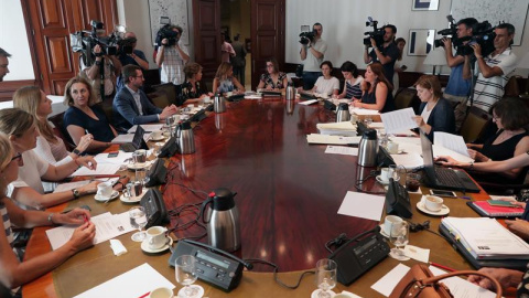 Miembros de diferentes partidos durante la reunión de la subcomisión del Congreso que tiene como finalidad articular un pacto de Estado en materia de violencia de género. /EFE