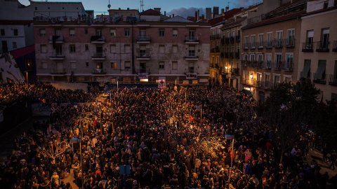 Concentración en la plaza de Nelson Mandela, en el barrio madrileño de Lavapiés, para protestar por la muerte del mantero senegalés Mmame Mbage. JAIRO VARGAS