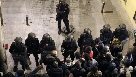 Policías antidisturbios cortan una calle en Lavapiés durante las protestas del pasado jueves tras la muerte del mantero Mame Mbaye.- EFE/JAVIER LIZÓN