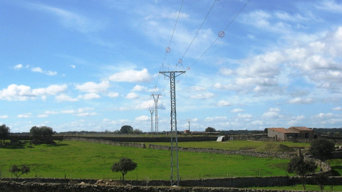 Línea eléctrica entre  Monroy y Torrejón el Rubio, en la provincia de Cáceres.