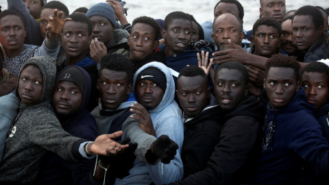 Migrantes subsaharianos arriesgando su vida tratan de cruzar el Mediterráneo. REUTERS/Giorgos Moutafis