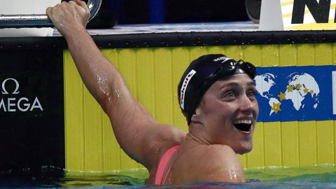 La nadadora española Mireia Belmonte tras conseguir la medalla de plata en la final de los 1.500m libres femeninos del Mundial de Natación que se disputa en Budapest (Hungría). EFE/Alberto Estévez