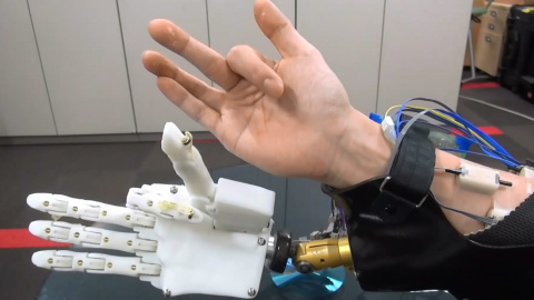 La mano robÃ³tica responde a los movimientos durante el experimento