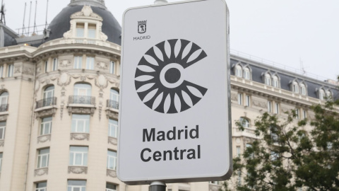 Señal en la vía pública para informar de una zona afectada por Madrid Central | Ayuntamiento de Madrid.