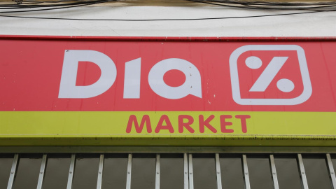 El logo de Dia en uno de sus supermercados en Madrid. E.P./Marta Fernández Jara