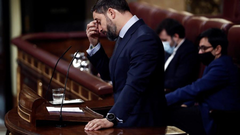 El líder de Vox, Santiago Abascal, durant la segona sessió del debat de moció de censura presentada pel partit ultradretà que lidera. EFE/Mariscal