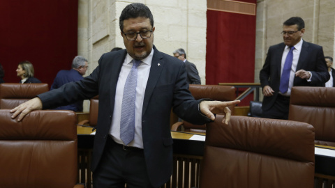 El líder de Vox, Francisco Serrano, en su escaño en el Parlamento andaluz, durante la sesión de investidura del líder del PP andaluz Juan Manuel Moreno. EFE/José Manuel Vidal