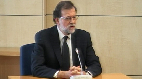 Imagen capturada de la señal de vídeo institucional que muestra al presidente del Gobierno, Mariano Rajoy, durante su declaración como testigo en la Audiencia Nacional en San Fernando de Henares (Madrid) en el macrojuicio de corrupción de la trama Gü