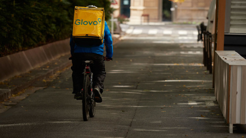 Un repartidor de Glovo circula por una calle de Pamplona, en Navarra, (España), a 11 de octubre de 2020. EUROPA PRESS/Eduardo Parra