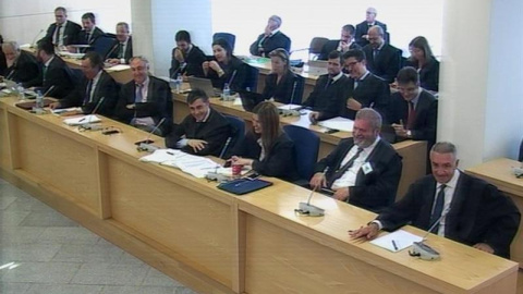 Imagen capturada de la señal de vídeo institucional que muestra a los abogados riendo durante una de las apreciaciones del magistrado Ángel Hurtado. /EFE