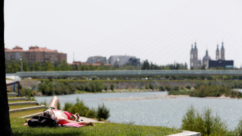 Un hombre aprovecha para toma el sol en la rivera del Ebro,Tarragona | EFE