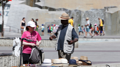 En la imagen, un vendedor de sombreros en la Plaza de El Pilar de Zaragoza | EFE