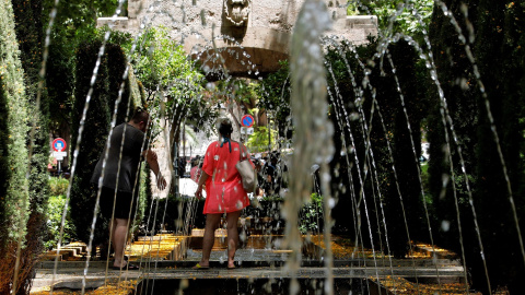 La ola de calor, que desde este miércoles comienza a afectar a gran parte de la península y Baleares, ha activado la alerta amarilla en el sur, el interior y la Tramuntana de Mallorca, donde las temperaturas podrían alcanzar los 38 grados | EFE