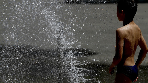 Un niño se refresca en la capital vizcaína este miércoles por el intenso calor | EFE