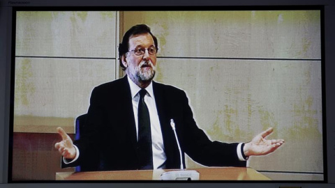 Imagen del monitor de la sala de prensa de la Audiencia Nacional de San Fernando de Henares del presidente del Gobierno, Mariano Rajoy, prestando declaración como testigo en el macrojuicio de corrupción de la trama Gürtel. EFE/Chema Moya