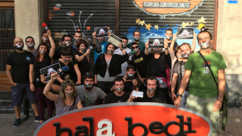 Los integrantes de la radio Hala Bedi, en solidaridad con el periodista multado por la Ley Mordaza