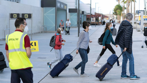 Llegada de turistas este sábado al aeropuerto de Tenerife Sur, en el municipio de Granadilla de Abona (Tenerife), procedentes de Alemania y Reino Unido una vez que Canarias ha sido eliminada de sus respectivas listas negras de destinos turísticos. EFE/M