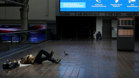 Un sintecho en una estación de tren en Washington. REUTERS.