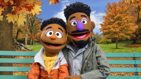 Dos nuevos muppets de "Barrio Sésamo", Wes y Elijah, protagonizan la nueva serie "ABC de la alfabetización racial".