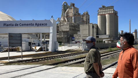 Refugio Choreño (izq.) y Alberto Sánchez (dcha) en la entrada de la planta cementera de Holcim México, en Apaxco de Ocampo, Estado de México.