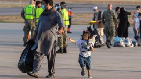 Miles de refugiados afganos buscan empezar una nueva vida en la localidad gaditana de Rota