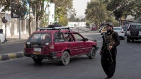 Los talibanes declaran la "completa independencia" de Afganistán entre celebraciones con disparos al aire