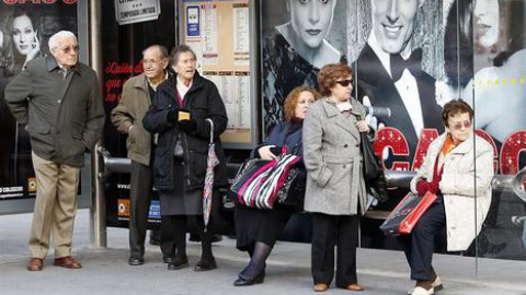 Un grupo de personas mayores espera el autobús /EUROPA PRESS